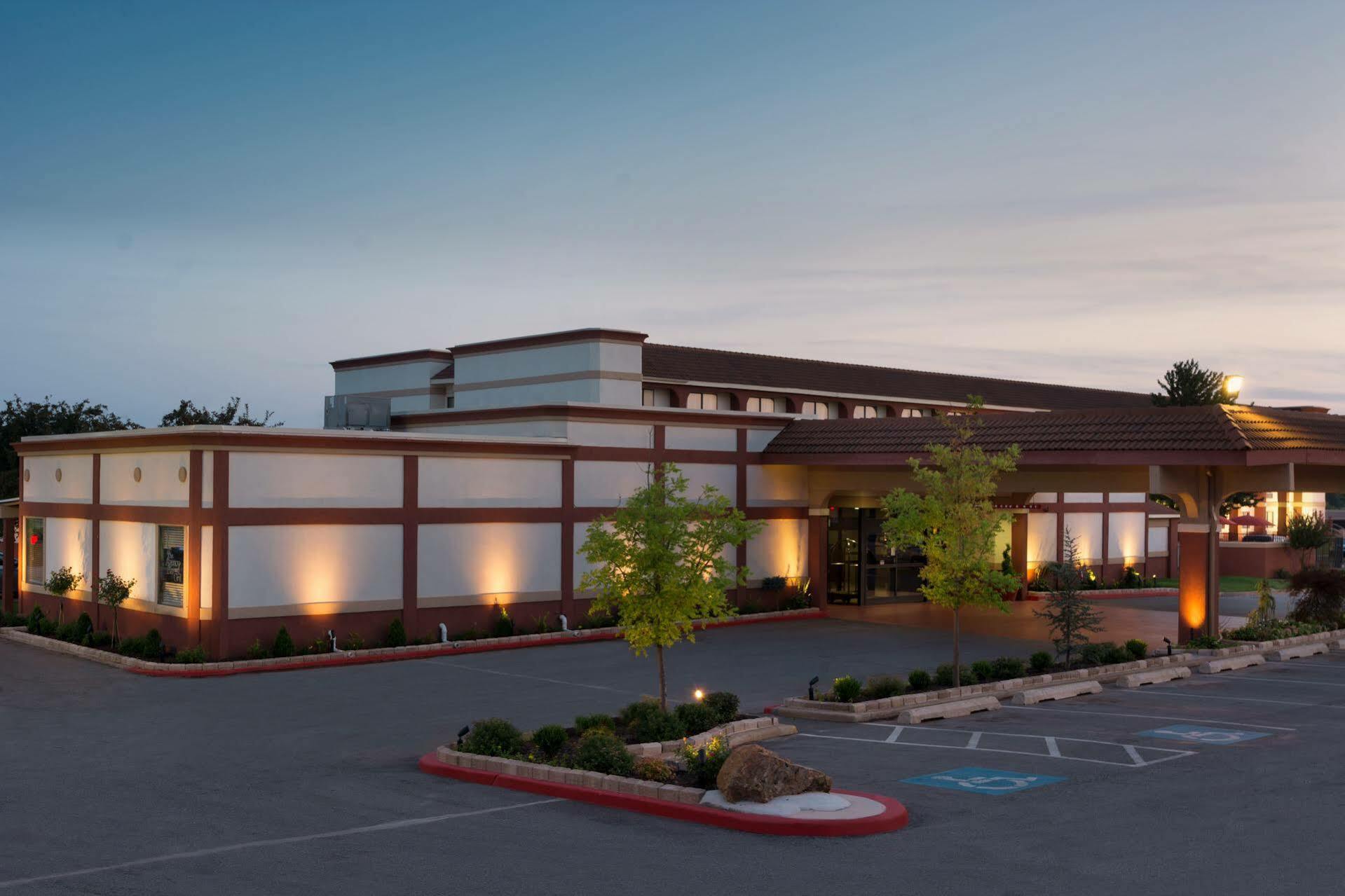 Broadway Inn & Suites Oklahoma City Exterior photo